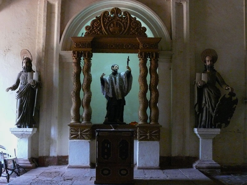 Three statues inside the Bom Jesus Church, copyright Picturejockey : Navin Harish 2005-2009