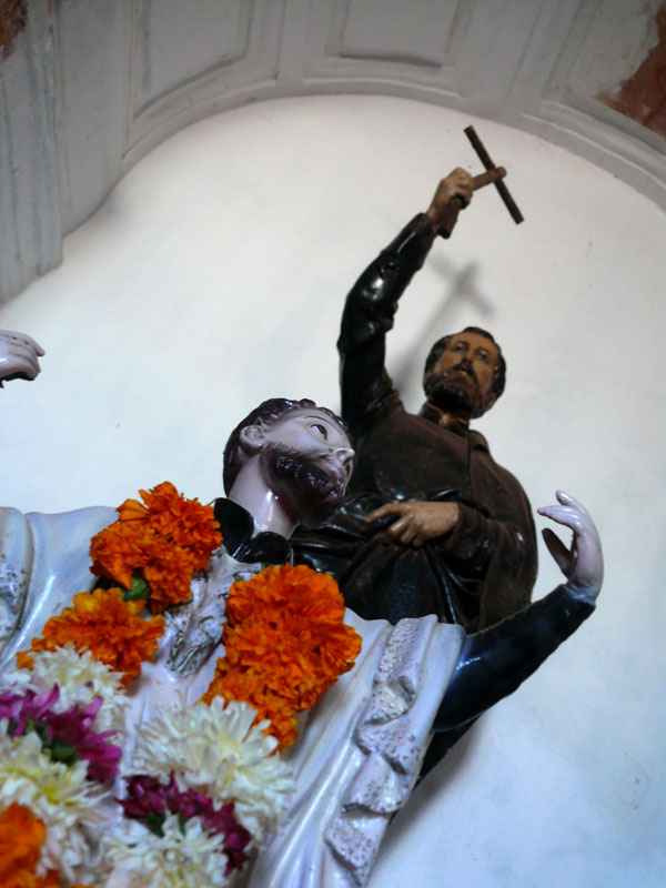 An image of two idols at Bom Jesus Church, Goa, copyright Picturejockey : Navin Harish 2005-2009