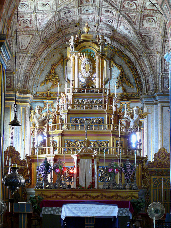 The interior of Se Cathedral, Goa, copyright Picturejockey : Navin Harish 2005-2009