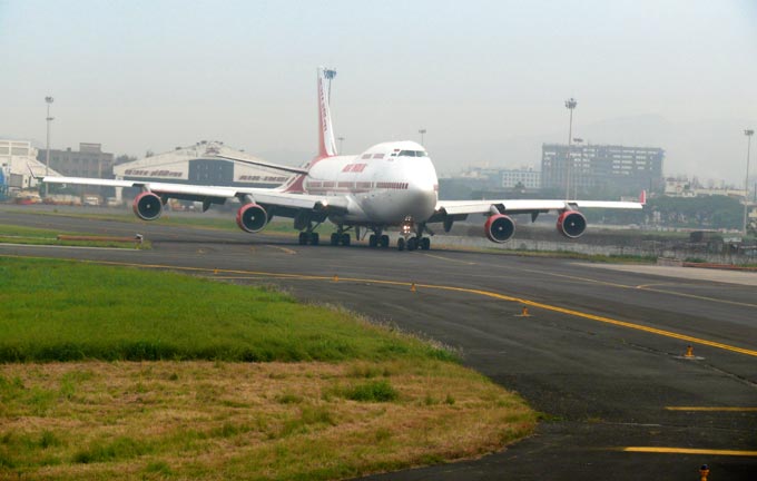 A plane for Manu - An image of Air India's Boeing 747  | copyright Picturejockey : Navin Harish 2005-2007