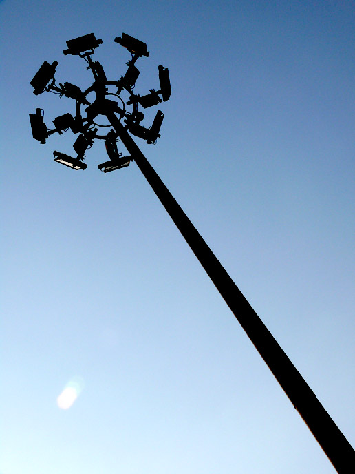 Let there be light - An image of a light pole near Powai Lake, Mumbai | copyright Picturejockey : Navin Harish 2005-2007