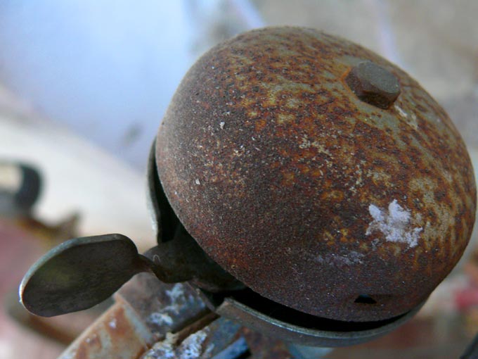 Ghanti Baj Gayi : A picture of old rusted bicycle bell | copyright Picturejockey : Navin Harish 2005-2007