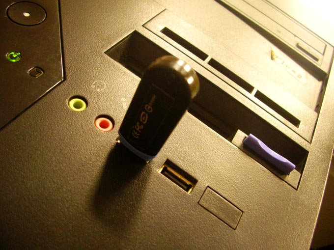 Plug'n'play : A picture of a USB drive and headphone and microphone jacks | copyright Picturejockey : Navin Harish 2005-2007