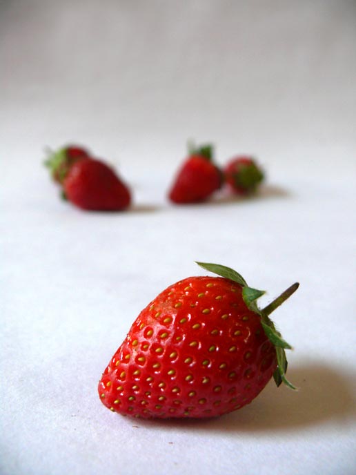 Strawberries and a bada sa kaachoo - an image strawberries | copyright Picturejockey : Navin Harish 2005-2007