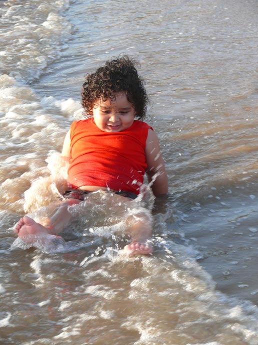 A day at beach - An image of Manu enjoying himself at Juhu beach in Mumbai  | copyright Picturejockey : Navin Harish 2005-2007