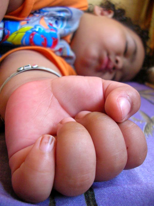Yeh dhai kilo ka haath... - An image of Manu while sleeping with his hand in focus | copyright Picturejockey : Navin Harish 2005-2007
