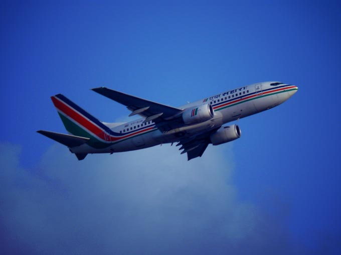 I'm back - An image of a Air Sahara aircraft taking off from the Chhatrapati Shivaji International Airport in Mumbai | copyright Picturejockey : Navin Harish 2005-2007