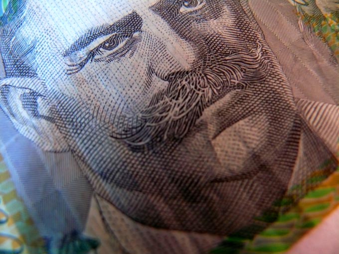 Moochen ho to Nathu Lal jaisi - An image of a closeup of an Australian note of hundred dollars | copyright Picturejockey : Navin Harish 2005-2007