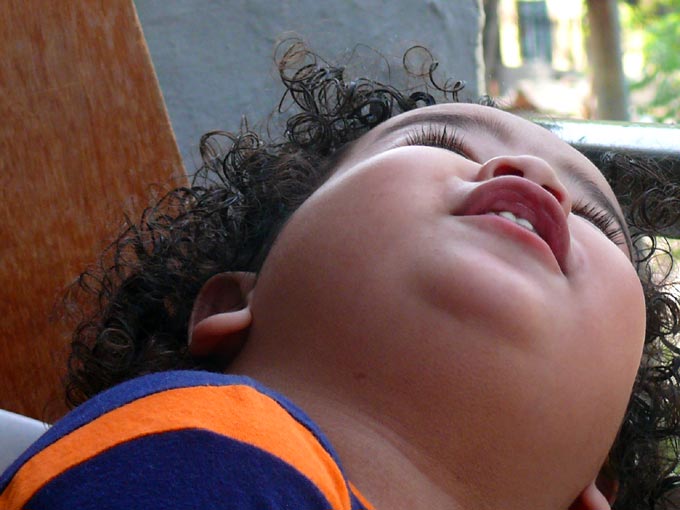 Ooper wala jaane - An image of Manu looking up and talking to my brother in our house in New Delhi | copyright Picturejockey : Navin Harish 2005-2007