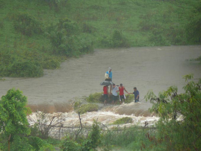 Waterfall - An image of a waterfall created in Aarey Colony after rains  | copyright Picturejockey : Navin Harish 2005-2007