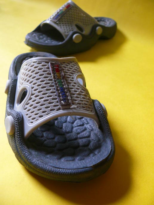 50 ki chappal - An image of Manu's slippers | copyright Picturejockey : Navin Harish 2005-2007