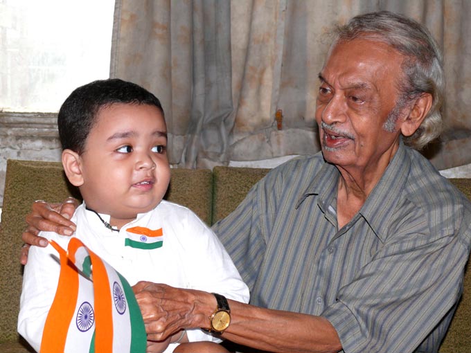 Best Wishes of Indian Independence Day - An image of Manu and my neighbour with the tricolour Indian flag on India's independence day | copyright Picturejockey : Navin Harish 2005-2007