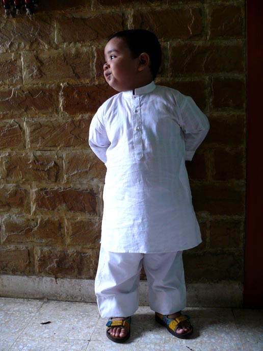 Now this is what I call white - An image of Manu dressed up for school in a whitekurta pajama for India 60th Independence Day on 15th Aug 2007 | copyright Picturejockey : Navin Harish 2005-2007