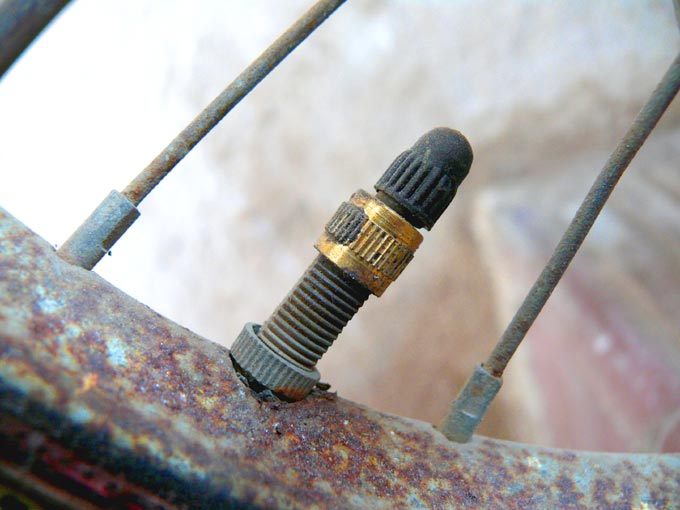 Free air - An image of a valve of a bicycle tyre and rusted rim | copyright Picturejockey : Navin Harish 2005-2007