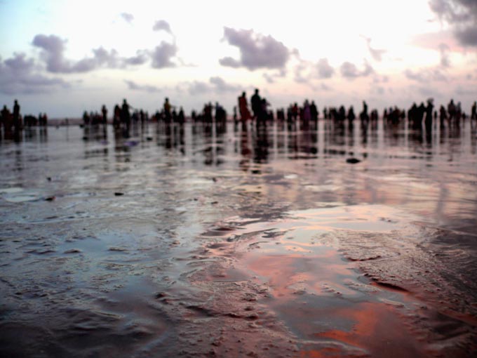 One hour to reach there... - An image of Juhu beach | copyright Picturejockey : Navin Harish 2005-2007