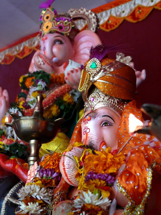 Big Ganpati, Small Ganpati - An image of two ganpatis at our housing society | copyright Picturejockey : Navin Harish 2005-2007