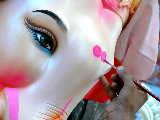 Returning the favor - An image of an artist painting a idol of Ganpati for the upcoming festival of Ganesh Chaturthi in Mumbai | copyright Picturejockey : Navin Harish 2005-2007