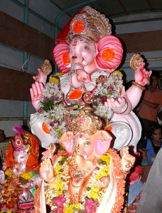 So long... and thanks for all the modaks - An image of Ganpati going for visarjana on the last day of Ganpati festival | copyright Picturejockey : Navin Harish 2005-2007