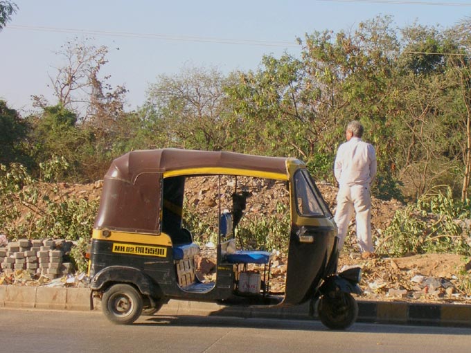 Look! A donkey urinating - An image of a rickshaw driver peeing on JVLR, Andheri | copyright Picturejockey : Navin Harish 2005-2008