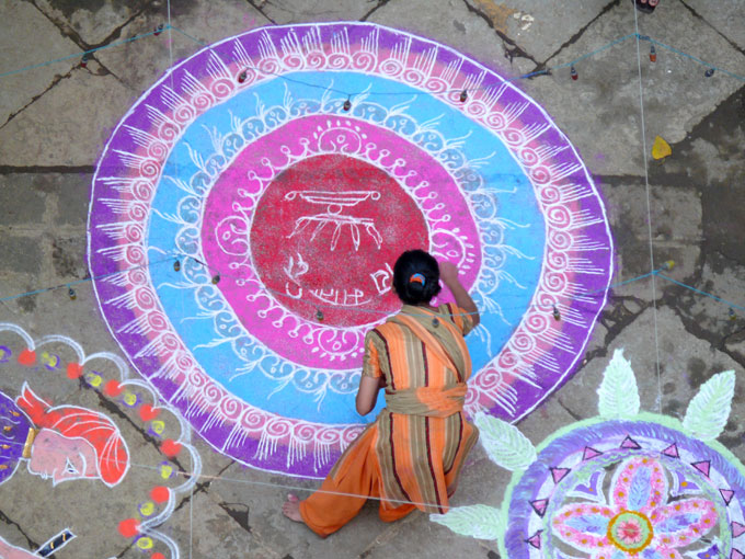 Rangoli competition - An image of a woman making rangoli for a competition during navratri | copyright Picturejockey : Navin Harish 2005-2008
