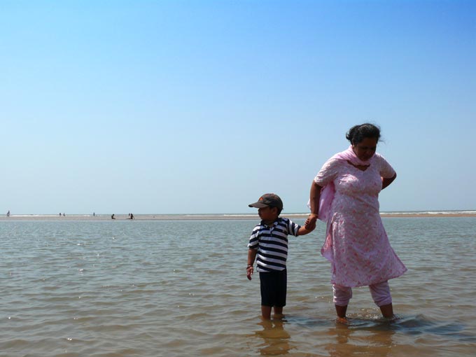 Aksa Beach #2 - An image of Manu and Mira at the Aksa Beach, Madh, Mumbai  | copyright Picturejockey : Navin Harish 2005-2008