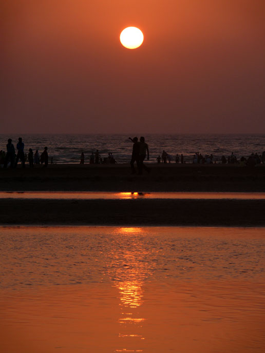 Sunset at Aksa beach - An image of a sunset at Aksa beach, madh, mumbai | copyright Picturejockey : Navin Harish 2005-2008