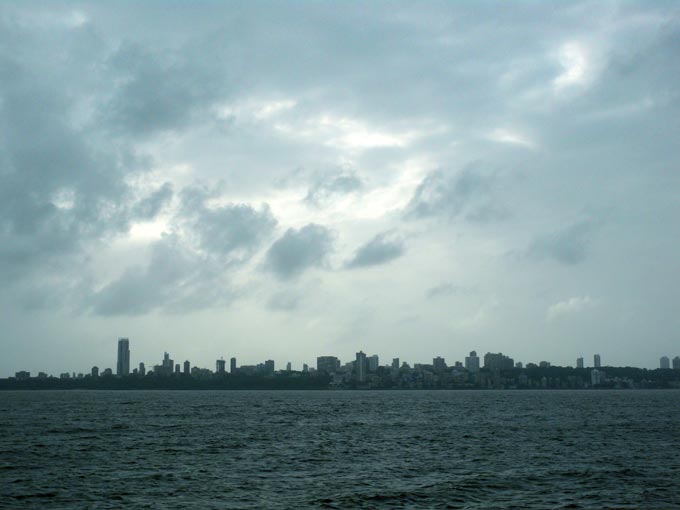 Still an outsider - An image of Mumbai Skyline shot at Marine Drive, Mumbai | copyright Picturejockey : Navin Harish 2005-2008