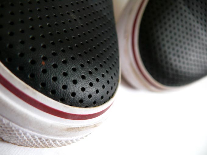 No Crocs for me - An image of a thumb painted flower by Manuraj | copyright Picturejockey : Navin Harish 2005-2008