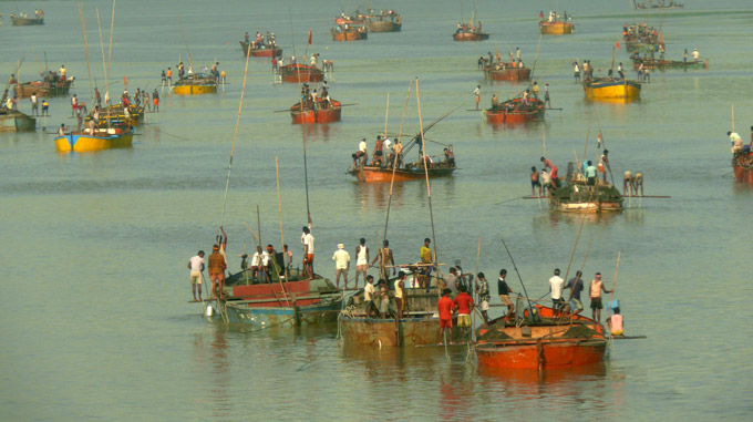 Fishing boats - An image of fishing boats taken from Rajdhani Express on way to Bombay from Delhi | copyright Picturejockey : Navin Harish 2005-2008