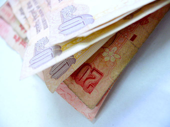 Ten and Twenty rupees Indian currency notes, copyright Picturejockey : Navin Harish 2005-2009