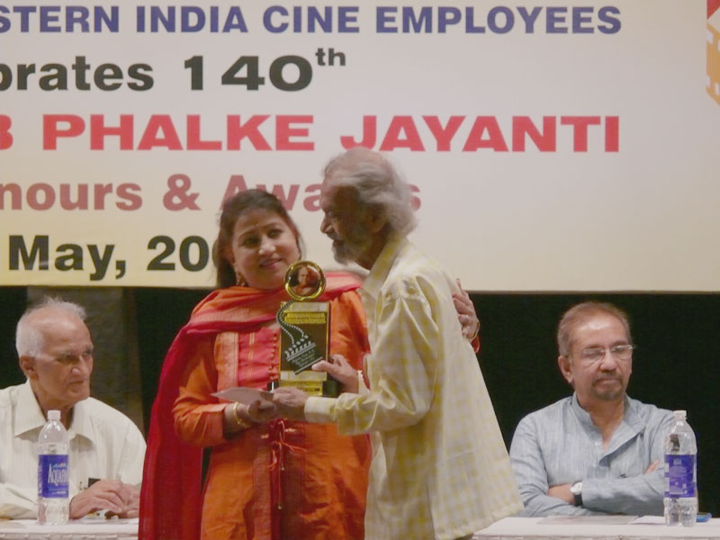 Cinematographer Aloke Dasgupta receiving the Dadasaheb Phalke Award on 4th May 2009  , copyright Picturejockey : Navin Harish 2005-2009