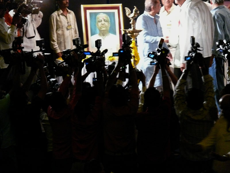 Photographers trying to get a better view at the Dadasaheb Phalke Jayanti Awads  , copyright Picturejockey : Navin Harish 2005-2009