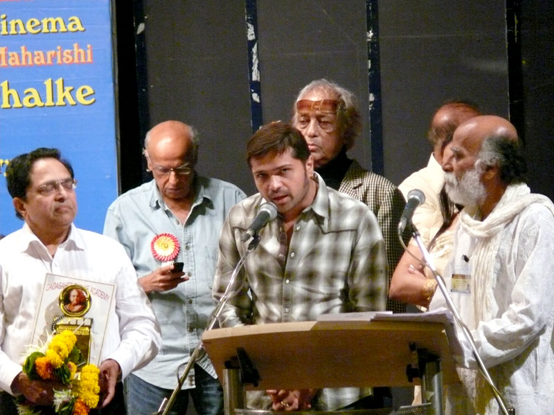 Himesh Reshammiya with his father Vipul Reshammiya at Dadasaheb Phalke Awards Show  , copyright Picturejockey : Navin Harish 2005-2009