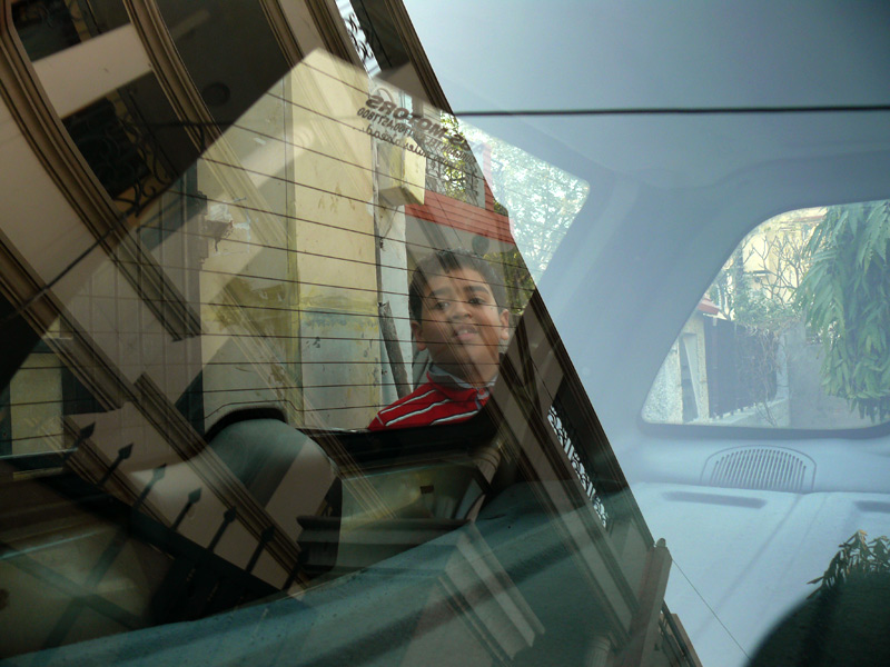 Gadi, ghar aur bachcha, copyright Picturejockey : Navin Harish 2005-2012