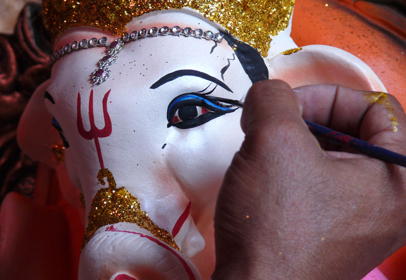 Painting the eye of Ganpati, copyright Picturejockey : Navin Harish 2005-2013